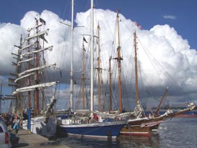 Kiel Hafen mit alten Segelschiffen