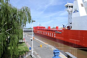 Nord-Ostsee-Kanal - Brunsbttel - Schiff in der Schleuse