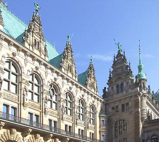 Das Hamburger Rathaus vom Innenhof