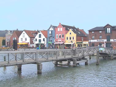 Hafen in Husum mit Brücke