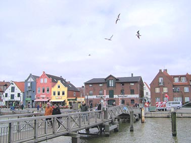 Husum Hafen mit Brücke und Hafenmeile